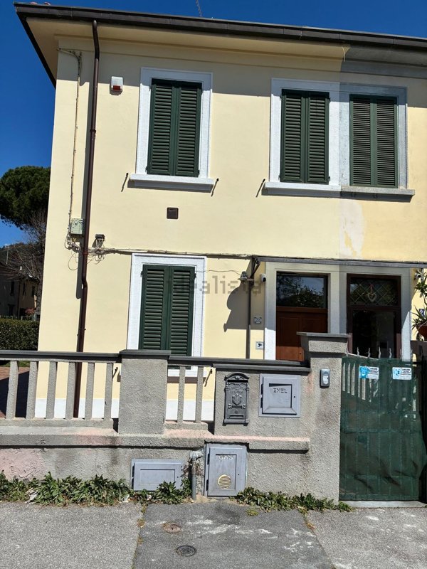 casa indipendente in vendita a Prato