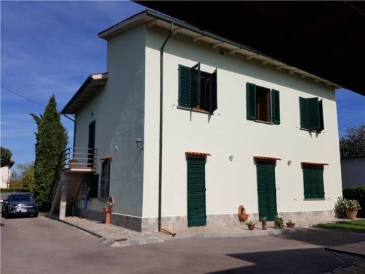 casa indipendente in vendita a Prato in zona Iolo