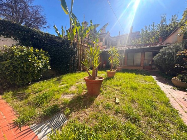 casa indipendente in vendita a Prato