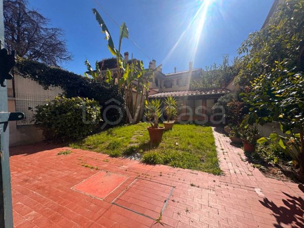 casa indipendente in vendita a Prato