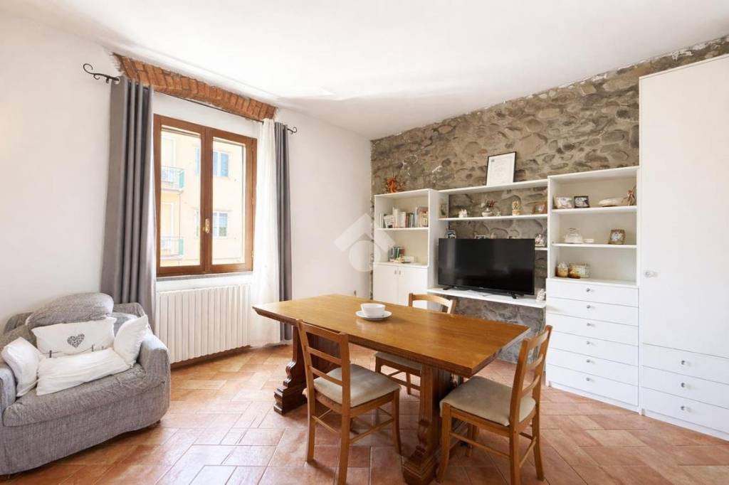 casa indipendente in vendita a Prato in zona Viaccia