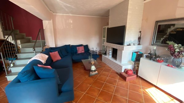 casa indipendente in vendita a Prato in zona Iolo