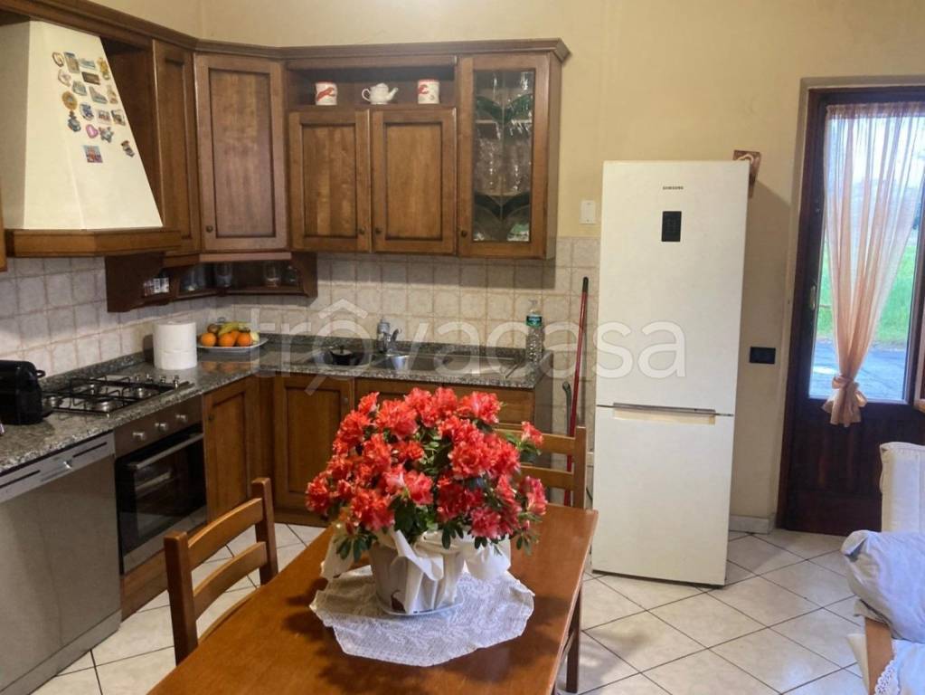 casa indipendente in vendita a Prato in zona Iolo