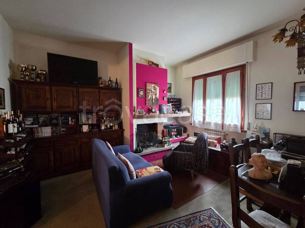 casa indipendente in vendita a Prato in zona Santa Lucia