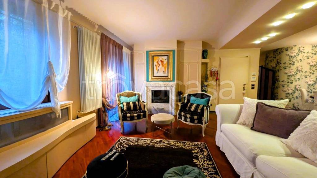 casa indipendente in vendita a Prato in zona Santa Lucia