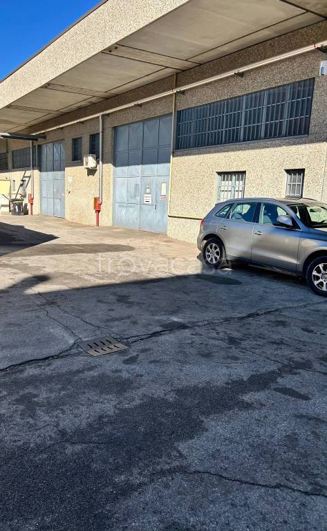 locale commerciale in vendita a Prato in zona Coiano