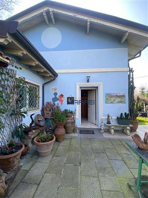 casa indipendente in vendita a Prato in zona Casale