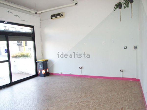 ufficio in vendita a Prato in zona Viaccia