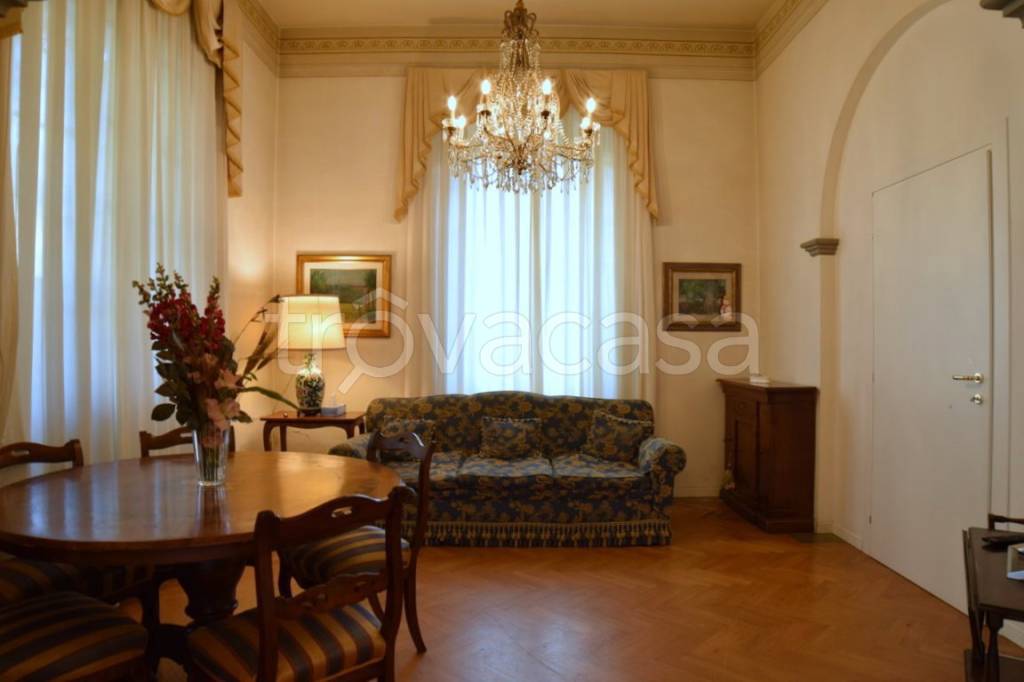casa indipendente in vendita a Prato