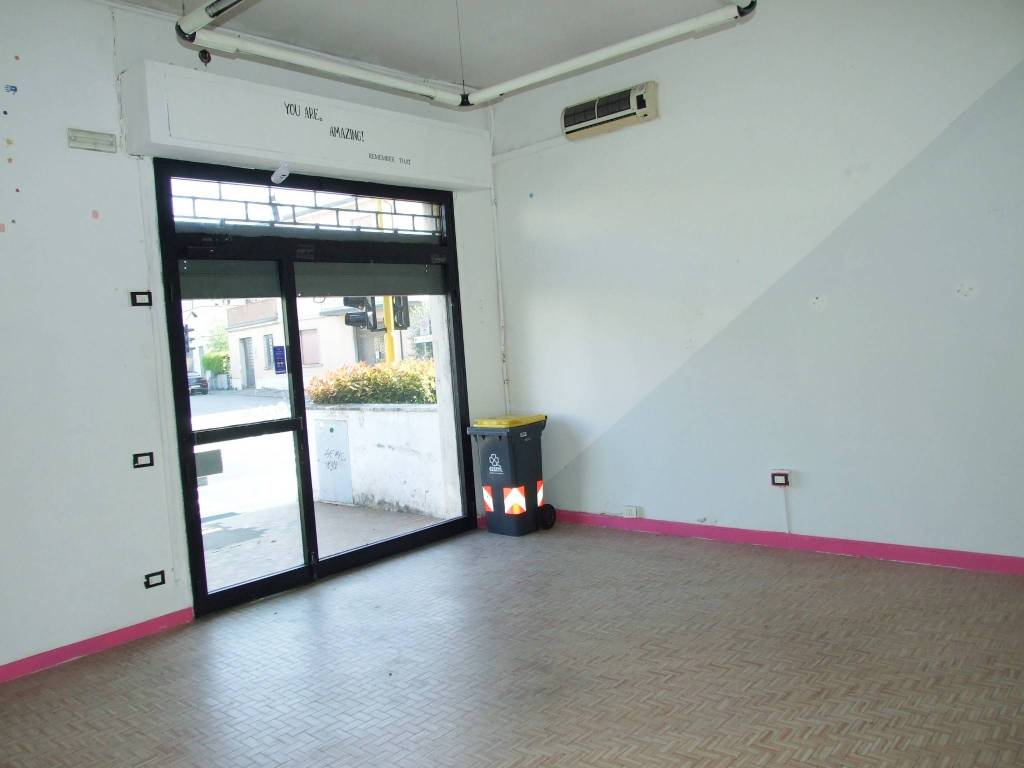 negozio in vendita a Prato in zona Viaccia