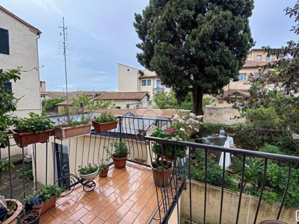 casa indipendente in vendita a Prato