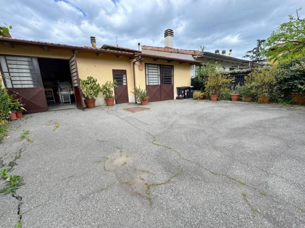 casa indipendente in vendita a Prato in zona Viaccia