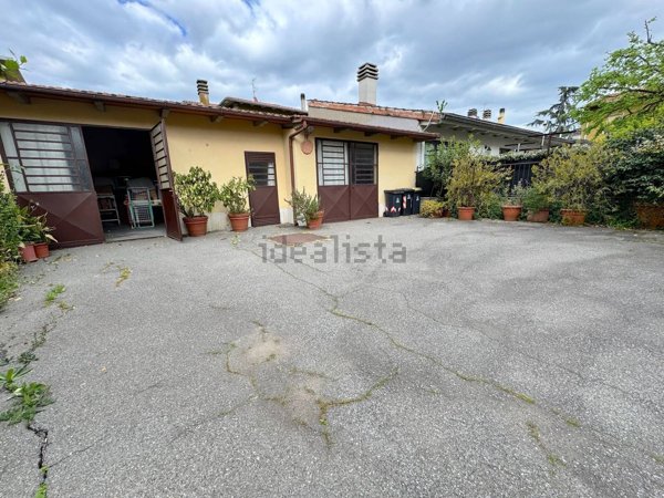 casa indipendente in vendita a Prato in zona Viaccia