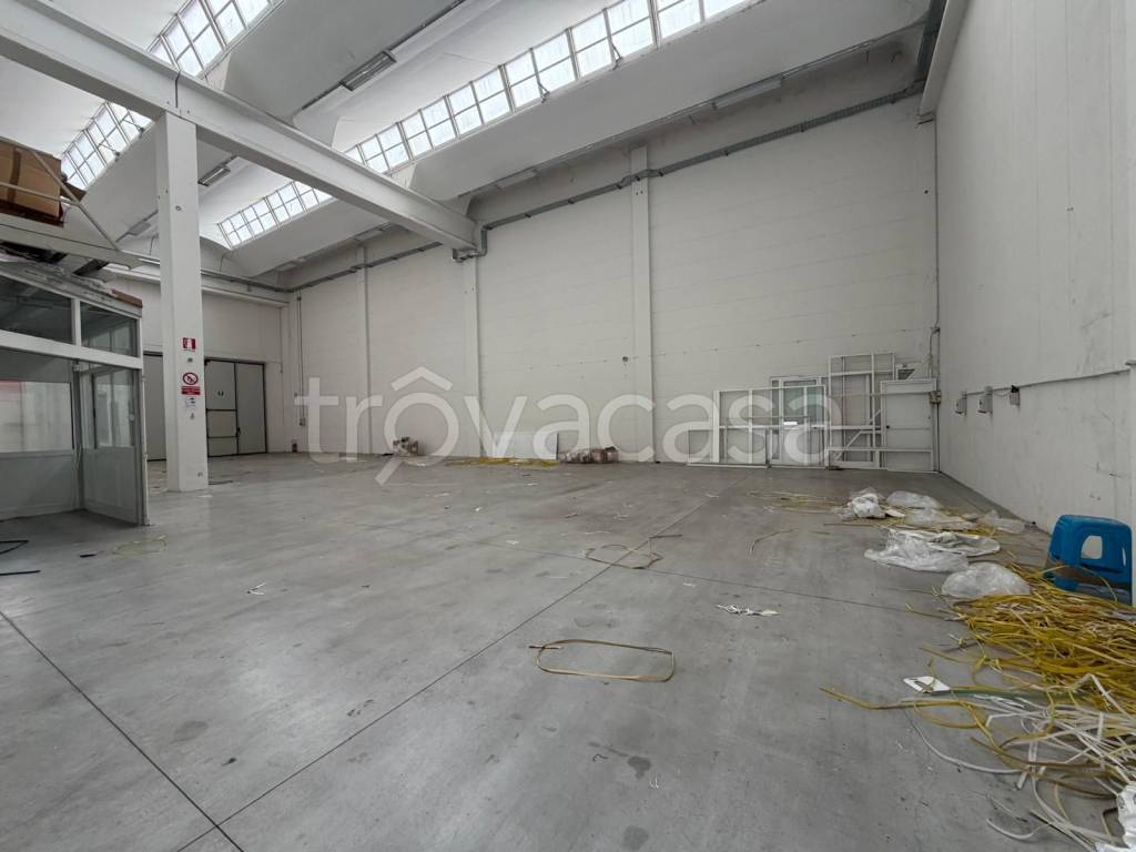 locale commerciale in vendita a Prato in zona Vergaio