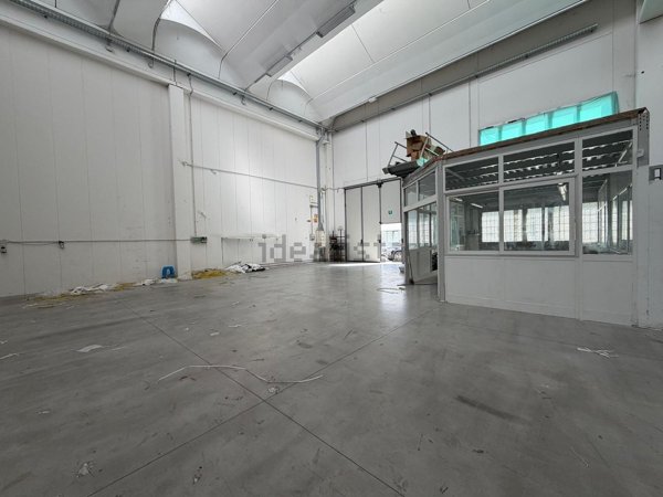 ufficio in vendita a Prato in zona Vergaio