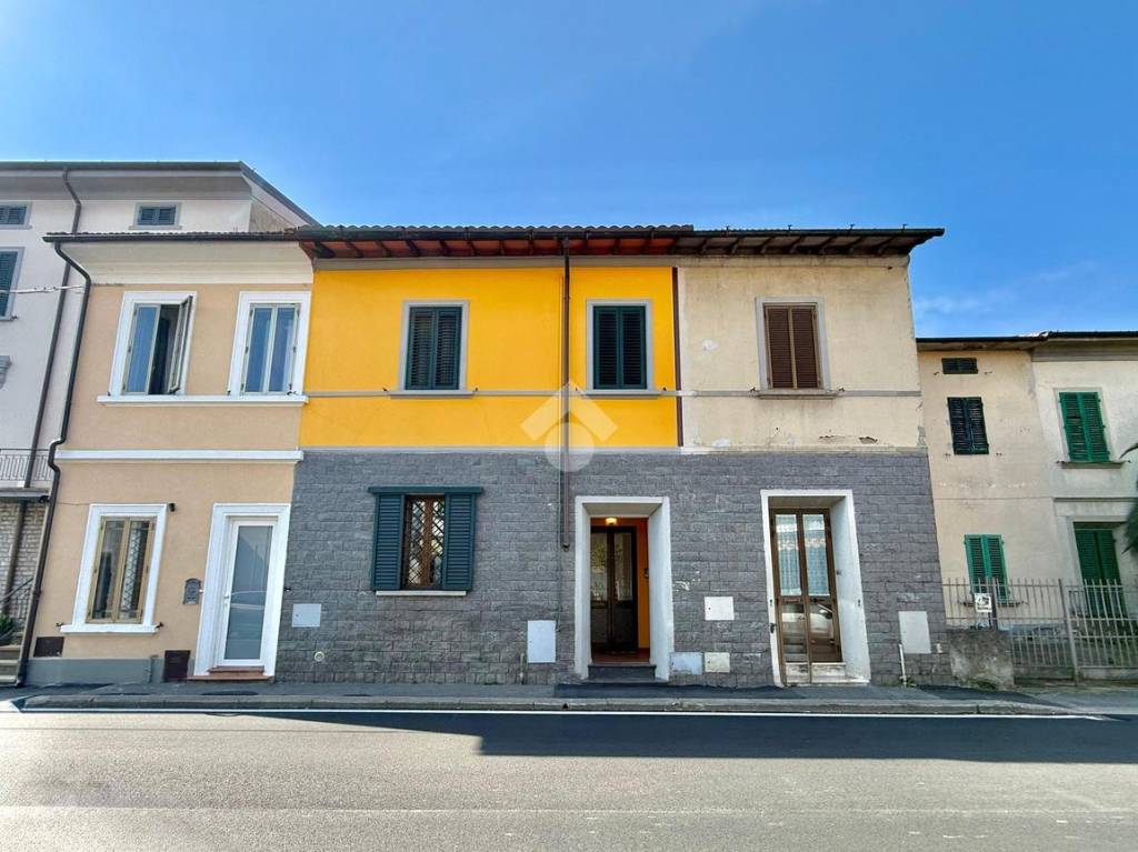 casa indipendente in vendita a Prato in zona Viaccia