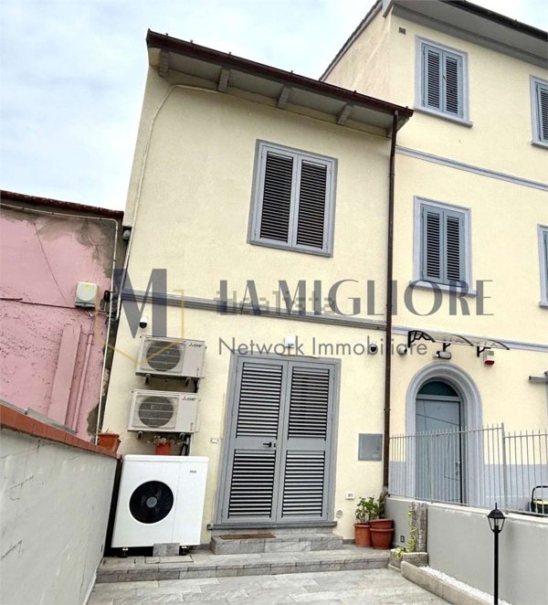 casa indipendente in vendita a Prato in zona Cafaggio