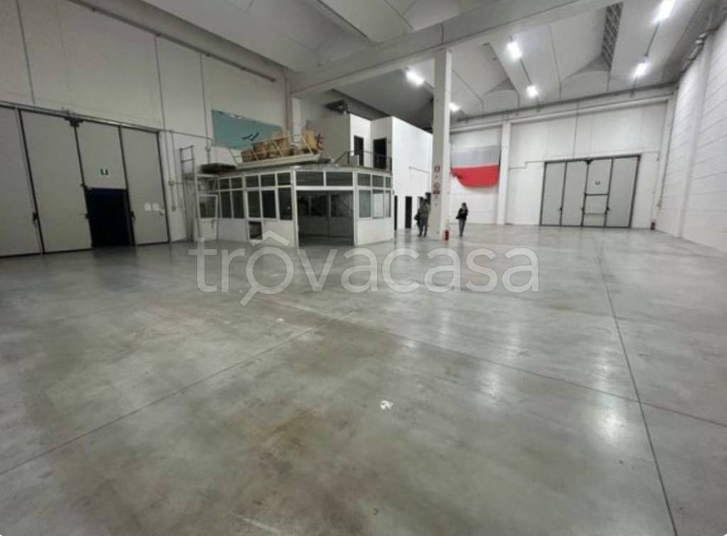 locale commerciale in vendita a Prato in zona Sant'Ippolito