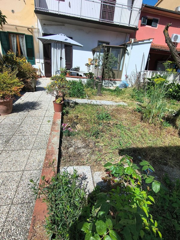 casa indipendente in vendita a Prato in zona Iolo