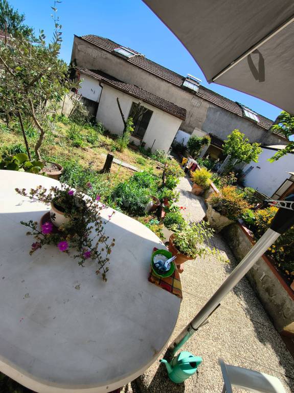 casa indipendente in vendita a Prato in zona Iolo