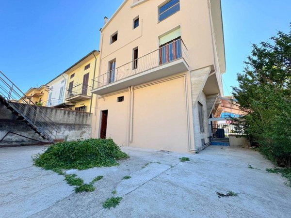 casa indipendente in vendita a Prato in zona Grignano