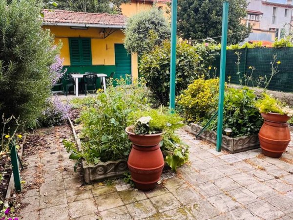 casa indipendente in vendita a Prato