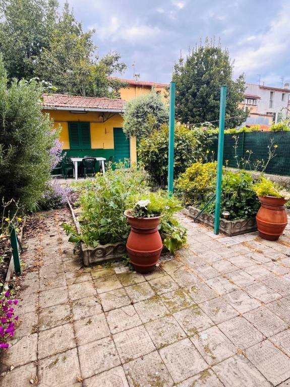 casa indipendente in vendita a Prato