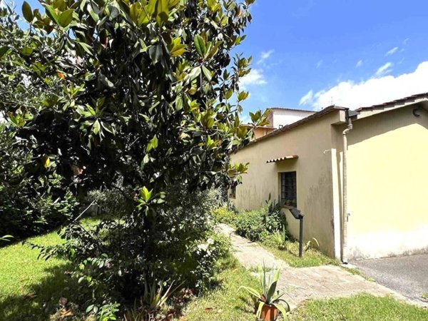 casa indipendente in vendita a Prato in zona Sant'Ippolito