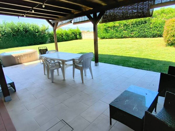casa indipendente in vendita a Prato in zona Castelnuovo