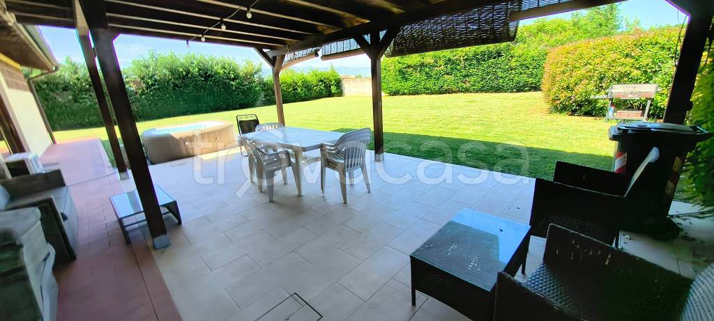 casa indipendente in vendita a Prato in zona Castelnuovo