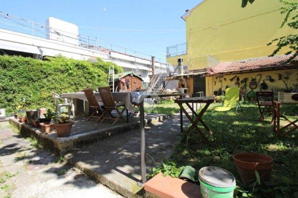 casa indipendente in vendita a Prato in zona Cafaggio