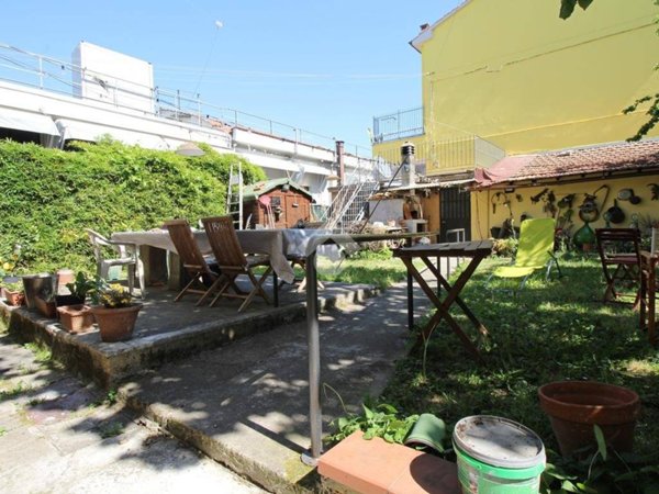 casa indipendente in vendita a Prato in zona Cafaggio
