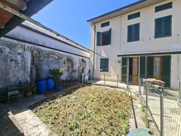 casa indipendente in vendita a Prato in zona Tavola