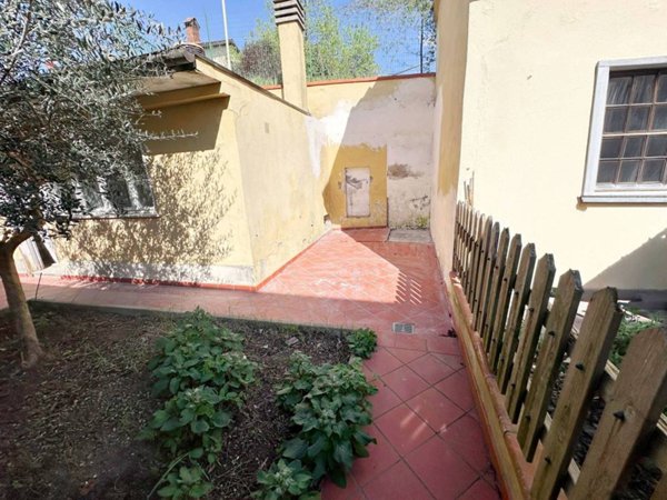 casa indipendente in vendita a Prato in zona Santa Lucia