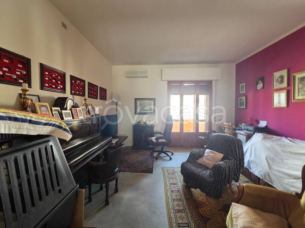 casa indipendente in vendita a Prato in zona Santa Lucia