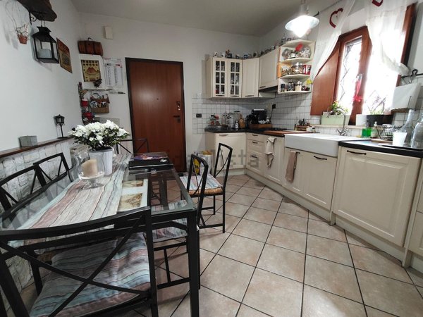 casa indipendente in vendita a Prato in zona Iolo