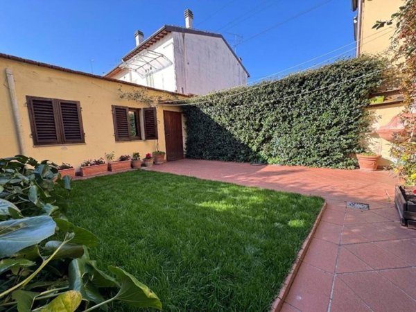 casa indipendente in vendita a Prato