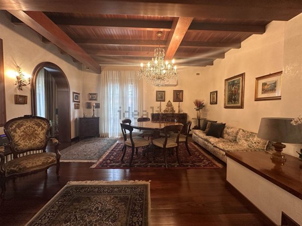 casa indipendente in vendita a Prato