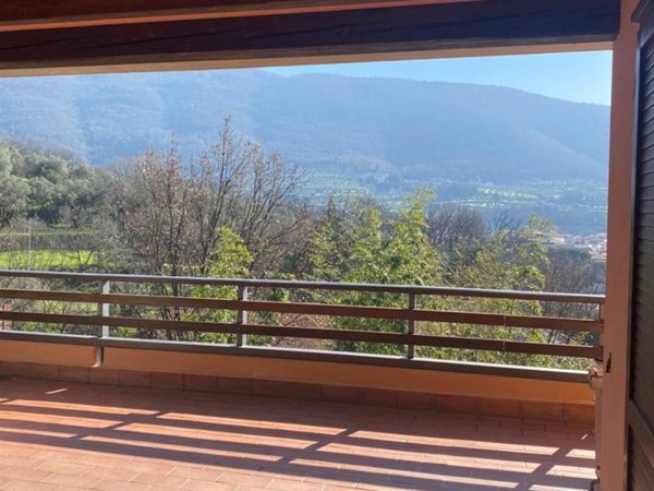 casa indipendente in vendita a Prato in zona Santa Lucia