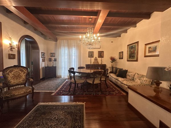 casa indipendente in vendita a Prato in zona Santa Lucia
