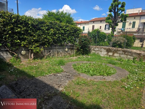 casa indipendente in vendita a Prato