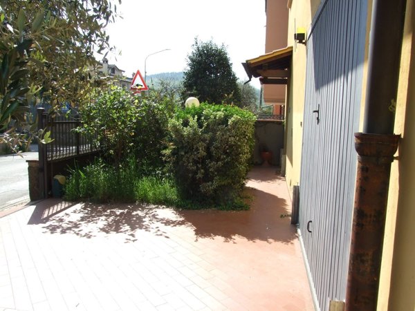 casa indipendente in vendita a Prato in zona Figline