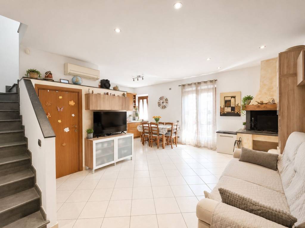 casa indipendente in vendita a Prato in zona Grignano