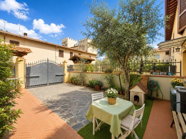 casa indipendente in vendita a Prato in zona Cafaggio