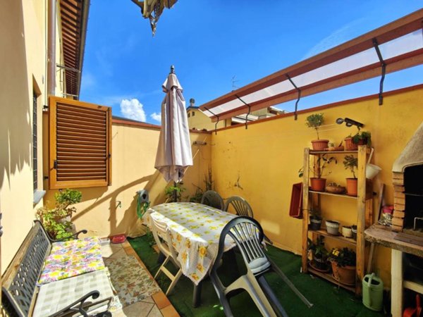 casa indipendente in vendita a Prato