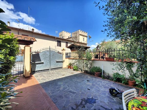 casa indipendente in vendita a Prato in zona Le Badie