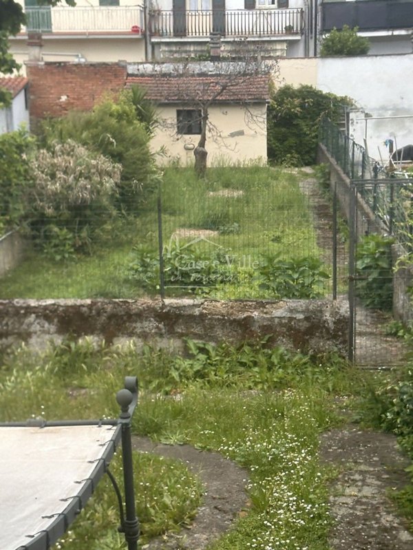 casa indipendente in vendita a Prato