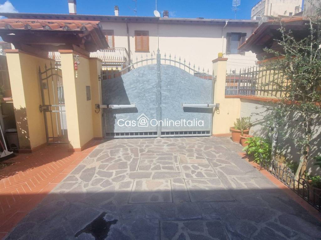 casa indipendente in vendita a Prato in zona Le Badie