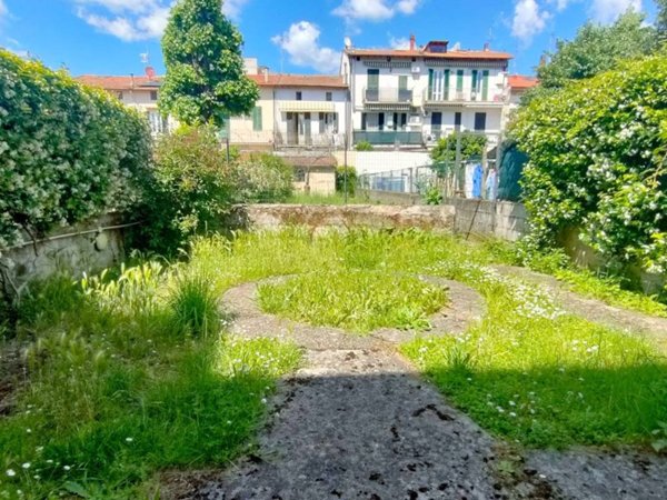 casa indipendente in vendita a Prato