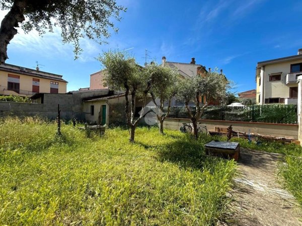 casa indipendente in vendita a Prato in zona Sant'Ippolito
